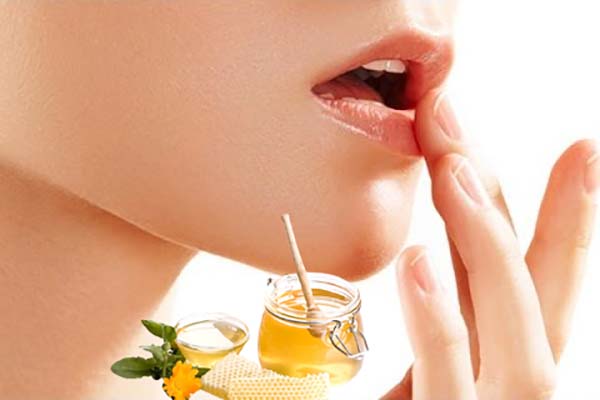 Chia sẻ cách trị khô và dưỡng môi bằng mật ong Duong-moi-bang-mat-ong