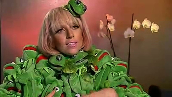 pronto, o verdadeiro mascote do retrogames 550w_lady_gaga_kermit_outfit