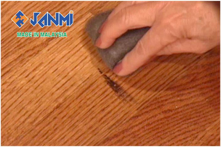 Chia sẻ cách làm sạch sàn gỗ công nghiệp đón tết từ các chuyên gia Thuong-xuyen-ve-sinh-san-go-cong-nghiep