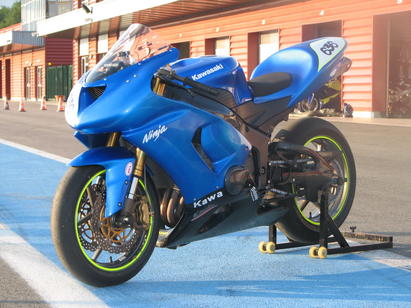 Renaissance de mon ZX6R 2005 Zx6r_bleu_04