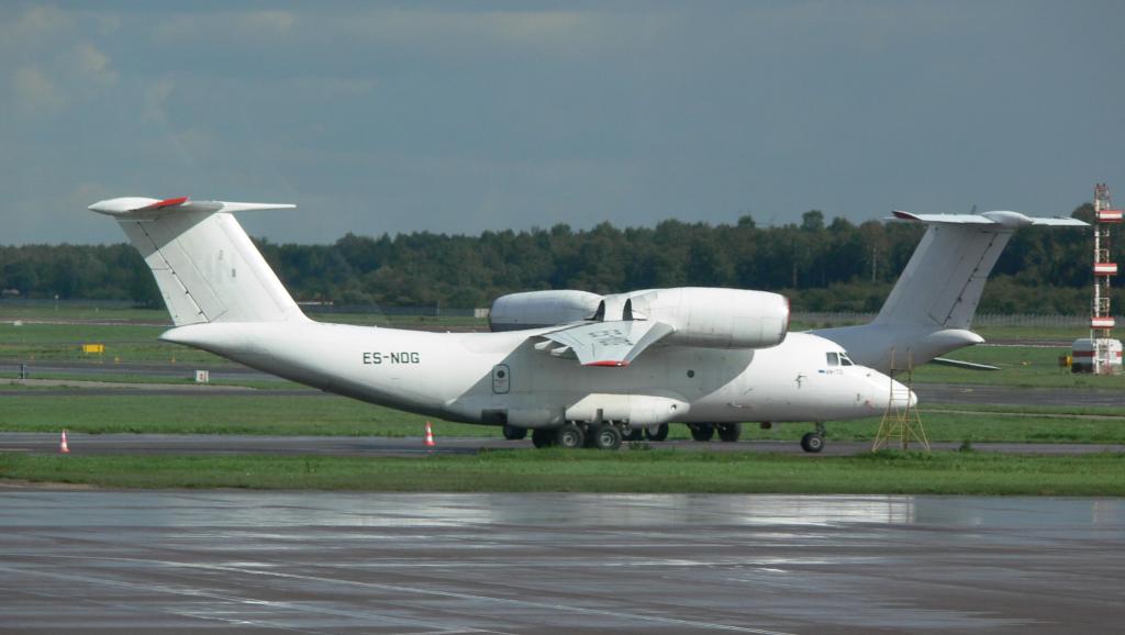 CRASH D'UN ANTONOV ASSURANT LA LOGISTIQUE PRÉSIDENTIELLE SUR SON CHEMIN  DE RETOUR DE GOMA VERS KINSHASA. INCIDENT TECHNIQUE DU, SEMBLE-T-IL A UNE MÉTÉO DÉPLORABLE, PLUTÔT QU'ATTENTAT. MAIS ENCORE ? Antonov_an-72_es-nog_0