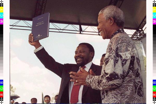 JUSQU’AU-BUSTISTE, LE CLAN KABILA CONFIRME LA REVISION CONSTITUTIONNELLE - Page 3 Mandela_18_0