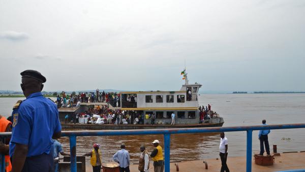  Plus de 400 ressortissants de la RDC expulsés de Brazzaville  - Page 4 2-05-2014-Un-bateau-du-Congo-ramenant-en-RDC-des-Congolais-expuls%C3%A9s-ou-qui-ont-fui-craignant-une-expulsion-violente_0