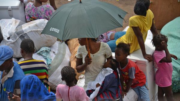  Plus de 400 ressortissants de la RDC expulsés de Brazzaville  - Page 4 2-05-2014-Une-femme-rentr%C3%A9e-de-Brazzaville-attend-avec-ses-enfants-au-beach-de-Ngobila%2C-le-port-de-Kinshasa_0