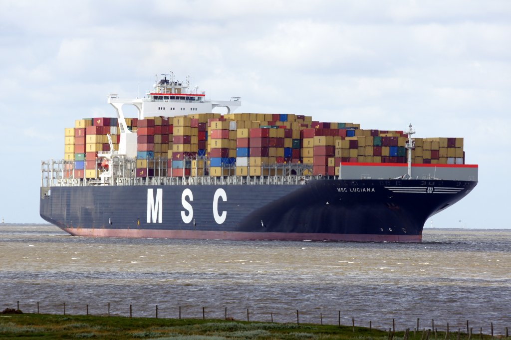 Werksfrische Yamasakis 2013 sind auf dem Seeweg Das-containerschiff-msc-luciana-aufgenommen-89806