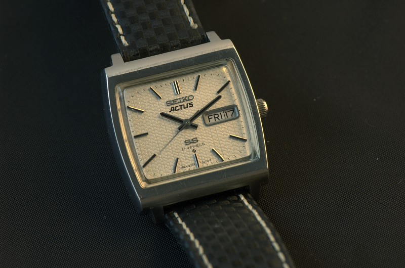 Feu de montres carrées Seiko_actus_001