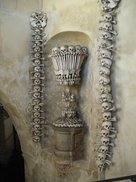 Especial noche de animas. - Página 2 Sedlec-Ossuary-wall-decoration