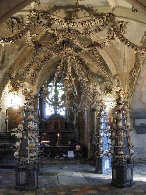 Especial noche de animas. - Página 2 Sedlec-ossuary-interior