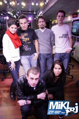 Selena aux studios de Radio NRJ[31 mars 2010] Normal_05