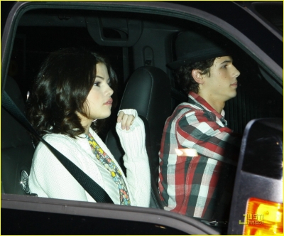 Selena arrivant aux studios Jim Henson avec Nick Jonas[1 fevrier 2010] Normal_01