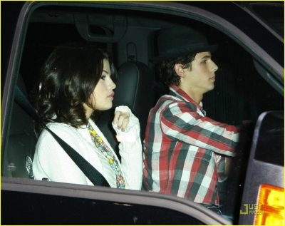 Selena arrivant aux studios Jim Henson avec Nick Jonas[1 fevrier 2010] Normal_02