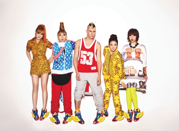  أزياء الفرقة الكورية 2ne1 ♥.♥ Seoulbeats_20052012_2NE1-and-Jeremy-Scott-JS-Collage-Wings_20x15