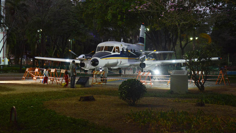 brasil - [Brasil] Bandeirante iluminado volta a brilhar no Parque Santos Dumont F00040454g