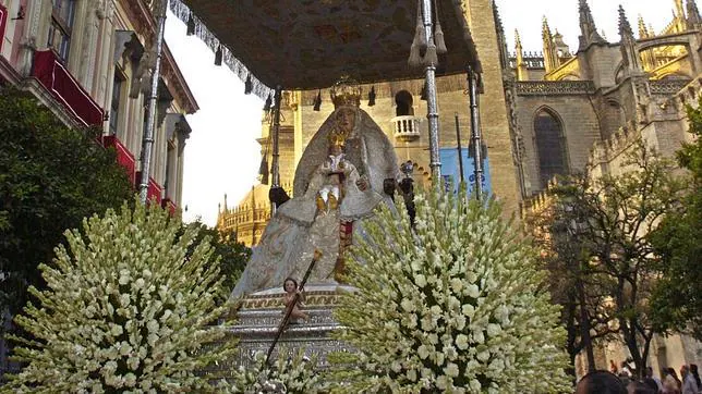  15 DE AGOSTO "ASUNCION DE LA VIRGEN"  FIESTA NACIONAL Virgen-reyes--644x362