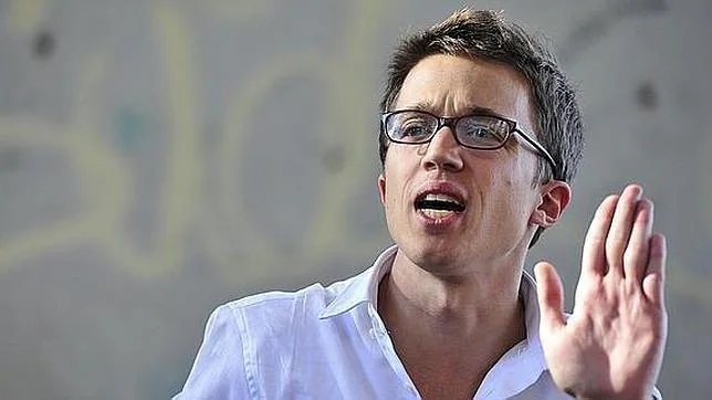 Primera polémica de Podemos: Errejón no cumple a pesar de cobrar 1825 euros al mes  Errejon-malaga-beca--644x362