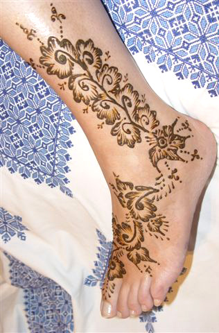 طريقة نقش الحناء على اليدين و الرجلين بالصور - النقش المغربي بالحناء بالصور Hennepied1