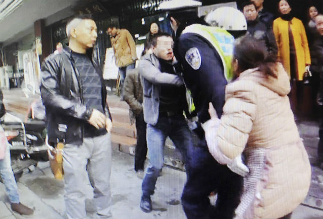 Ah tong and Famiily beat up police Chengdu-policeman-incident-1