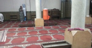 محام يتعدى على عمال مسجد بالقرين لإهمالهم فى النظافة S10200920124533-300x157
