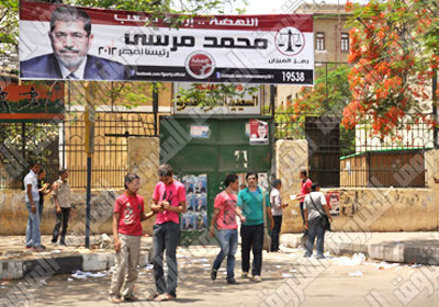 القبض على طالب يقوم بتوجيه الناخبين لصالح (مرسى )بسوهاج Election-propaganda-Mohamed-Morsi