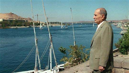 الحلقة السادسة .. فى باريس حكايات أخرى! Francois-Mitterrand-in-Egypt-02