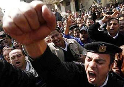 ضباط وجنود الأمن المركزي يطلبون تسليحهم ضد البلطجية ويعتصمون أمام منزل مرسي Police-protest-of-Trustees