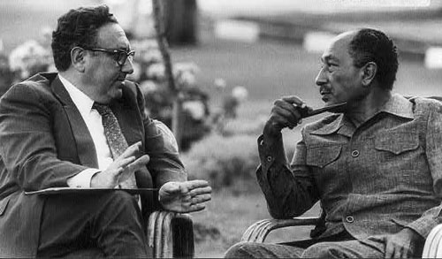 حلقات كتاب الاستاذ هيكل كامله ( مبارك وزمانه ) Sadat-and-Kissinger