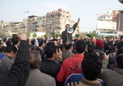 عمال غزل المحلة يقتحمون مبنى الشركة ويتعدون على رئيسها Worker-asd