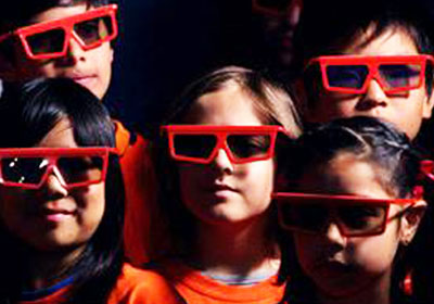 الصورة ثلاثية الأبعاد خطر على الأطفال أقل من 6 سنوات  Children-wear-glasses-the-third-dimension