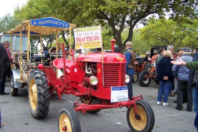 13 - SENAS Fête des vieux tracteurs et vieux métiers le 4 Octobre 2015 07dzhc