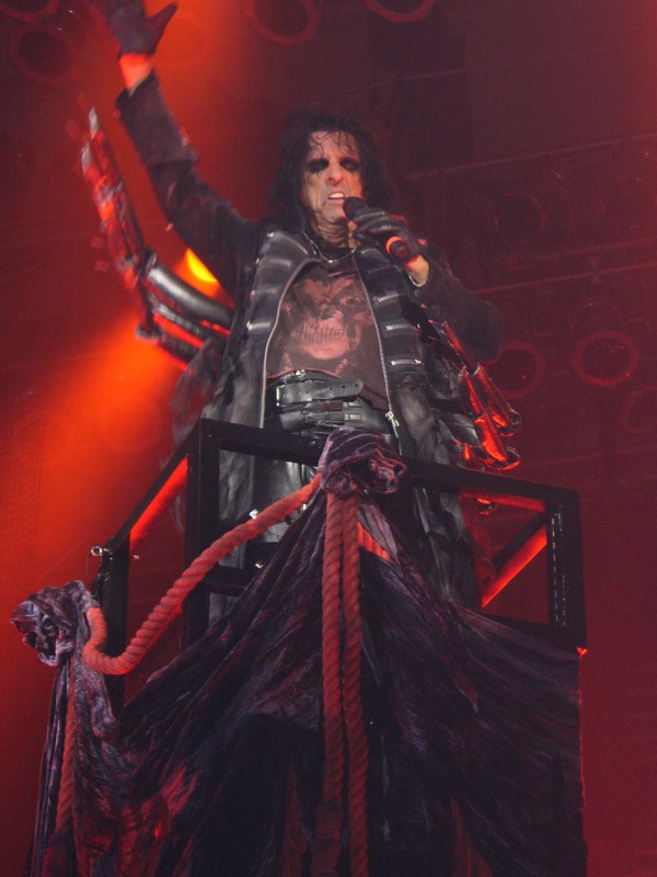 Alice Cooper reparte Niños Muertos (Nightmare 2, el regreso de Steven!!!) - Página 15 Alice-2009-07-30-103