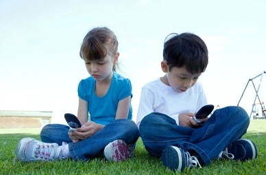 Vermont Bill Would Ban Cell Phone Use for Anyone Under Age 21 Kids-phone3