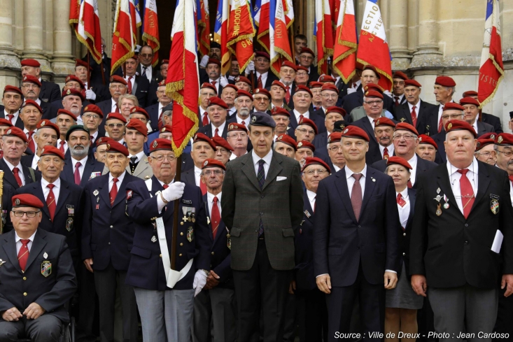 Le service de la France par les Armes est une des traditions des princes de la famille de France : ici, le prince Jean au milieu des paras, qu'il a reçus au domaine royal de Dreux (12.09.2015) 3674034350