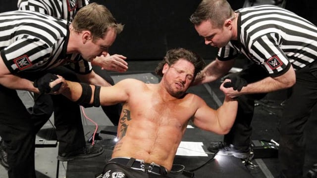 AJ Styles est bien blessé ... Wrestling-wrap-up-roman-reigns-sends-aj-styles-thr_41nn.640