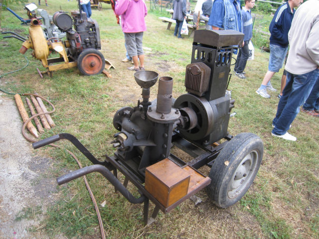 FETE DES VIEILLES MECANIQUES ET DES VIEUX METIERS - Page 2 Rv95v8