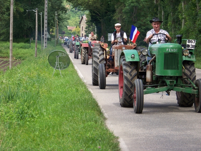 Défilé des vieux tracteurs nord isère (38300) Bh1yj1