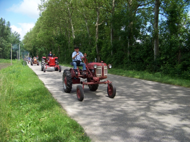 Défilé des vieux tracteurs nord isère (38300) Lrhqdr