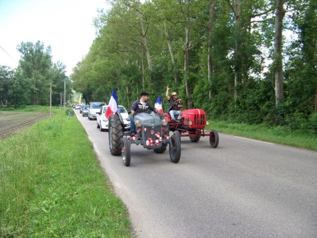 Défilé des vieux tracteurs nord isère (38300) O9xufl