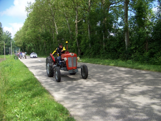 Défilé des vieux tracteurs nord isère (38300) Ozrro9