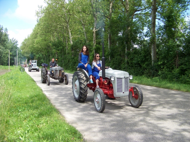 Défilé des vieux tracteurs nord isère (38300) Rrglzu