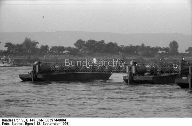 Pont BAILEY sur Barges des Pionier de la Bundeswehr 13 sept 1958 Canal de KIEL  7wugie