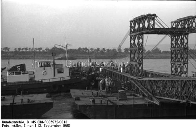 Pont BAILEY sur Barges des Pionier de la Bundeswehr 13 sept 1958 Canal de KIEL  C96ei4