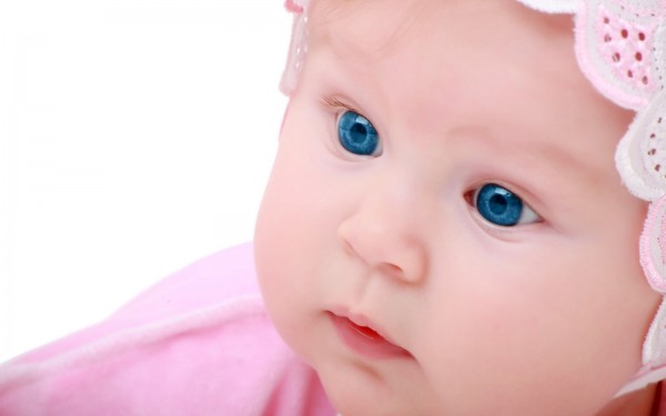 صور حلوة ورائعة لأطفالنا الحلوييين  Blue-Eyes-Baby-boy-desktop-wallpaper-600x375