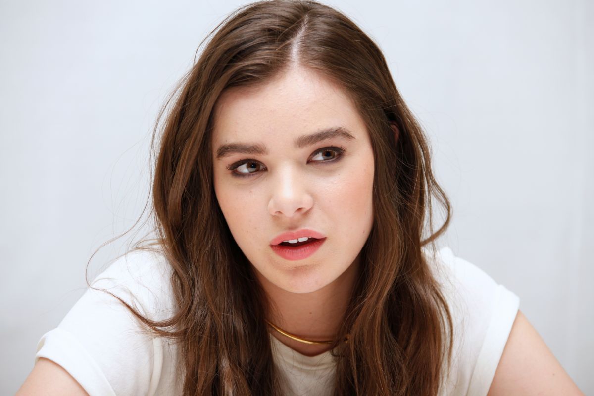 Doctor Ellen Jones Hailee-Steinfeld