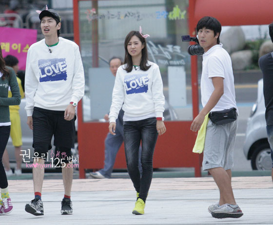 [صور] صور جديده من برنامج Running Man   Running-man-yuri-2