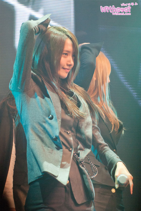 تقرير عن فرقة Girls Generation الملقب بـــ SNSD    Yoona-coway-concert-4