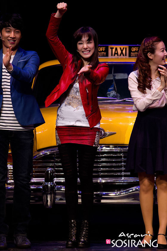 [pic][23-12-2011] Tiffany trong vở nhạc kịch "FAME" Tiffany-fame-musical-26