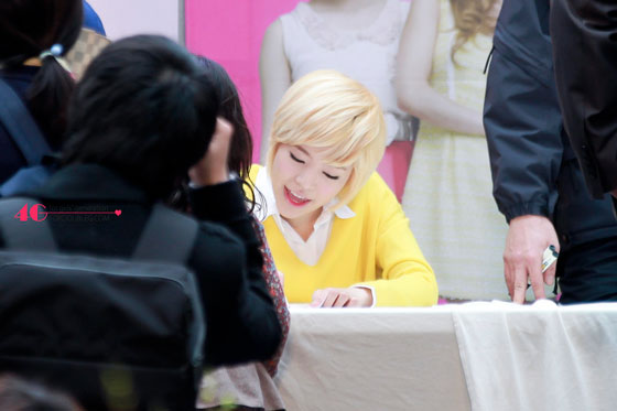 [30-03-2012] SNSD tham gia sự kiện ký tặng fan hâm mộ tổ chức bởi Lotte Department Store Lotte-fansign-11