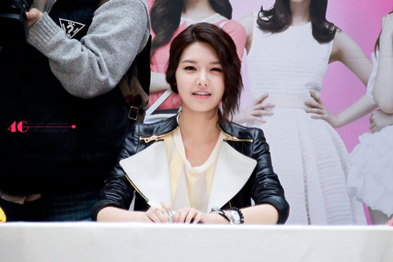 [30-03-2012] SNSD tham gia sự kiện ký tặng fan hâm mộ tổ chức bởi Lotte Department Store Lotte-fansign-6