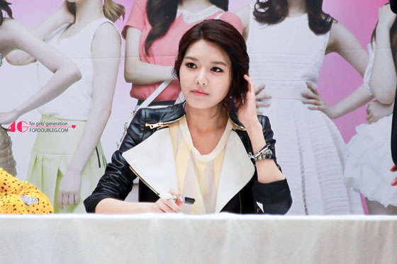 [30-03-2012] SNSD tham gia sự kiện ký tặng fan hâm mộ tổ chức bởi Lotte Department Store Lotte-fansign-8