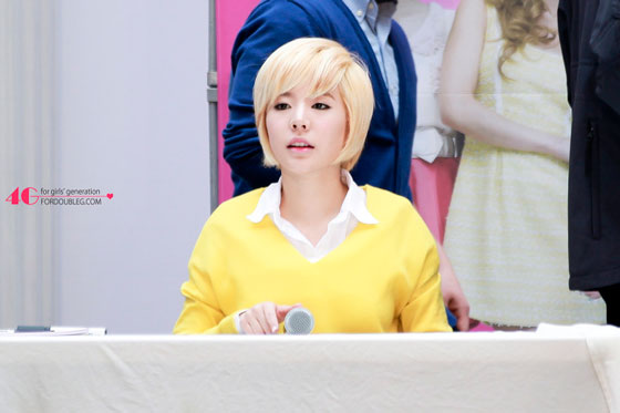 [30-03-2012] SNSD tham gia sự kiện ký tặng fan hâm mộ tổ chức bởi Lotte Department Store Lotte-fansign-9